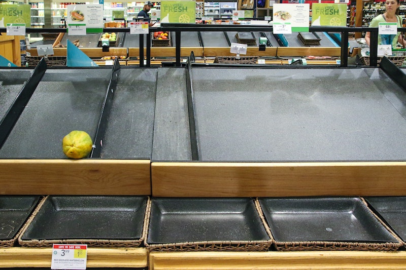 Eine leere Obst- und Gemüseabteilung im Supermarkt. In Zeiten von Corona wird manchmal eine Ausgangssperre verhängt, um zu verhindern, dass die Infektionszahlen steigen. Jetzt erfahren Sie, wann Sie bei einer Ausgangssperre Ihre Wohnung verlassen dürfen.