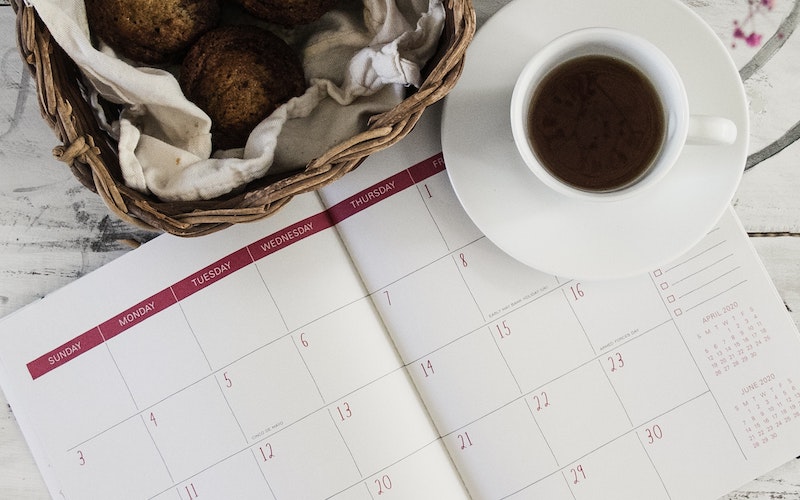 Eine Tasse Kaffee steht auf einem Kalender. Bei einem Austritt aus dem Verein gelten bestimmte Kündigungsfristen. Welche das sind, erfahren Sie jetzt.