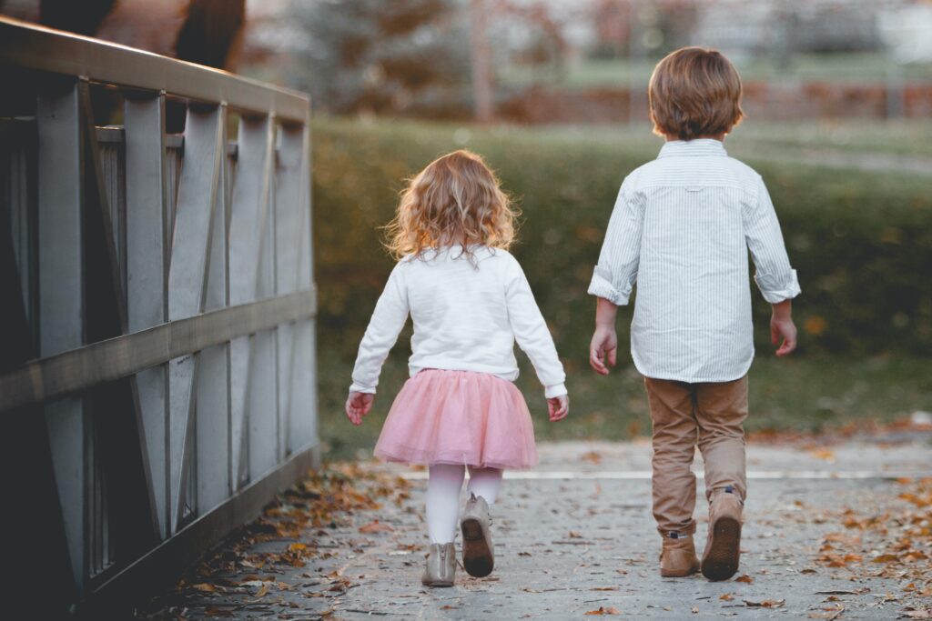 Ein Mädchen und ein Junge überqueren eine Fußgängerbrücke. Ab 7 Jahren gilt ein Kind als beschränkt geschäftsfähig und kann aktiv am Vereinsleben teilnehmen.]