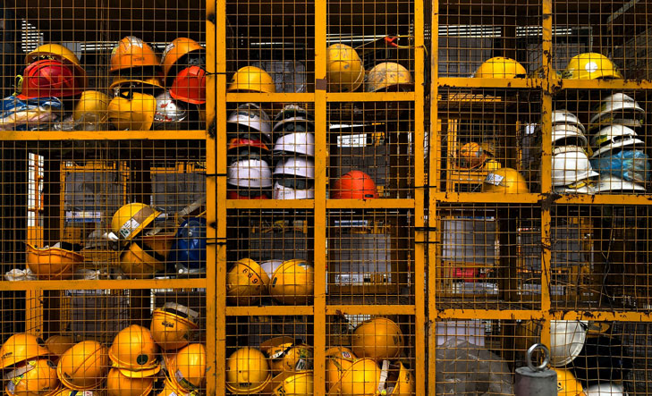 Dutzende orangefarbene Bauarbeiterhelme sind in metallenen Kästen verstaut. Sicherheit ist beim Anlegen von Vereinsvermögen das A und O. Welche Anlagemöglichkeiten dafür besonders in Frage kommen, erklären wir Ihnen jetzt.